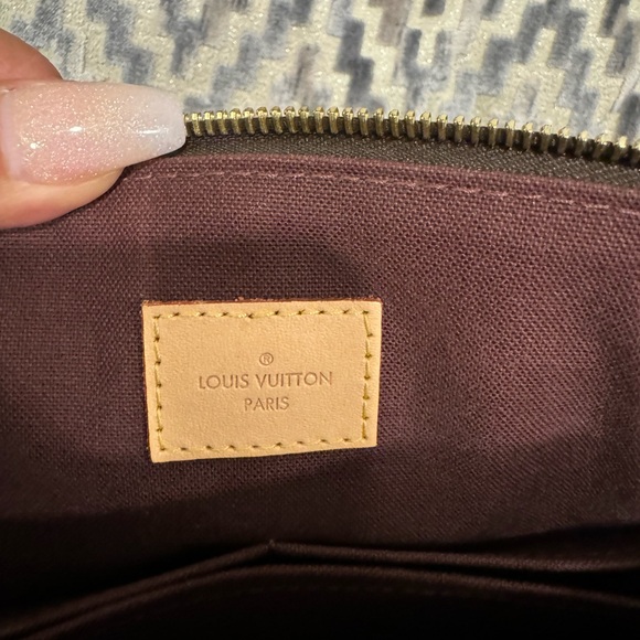 Louis Vuitton Rivoli NV MM - Picture 3 of 16